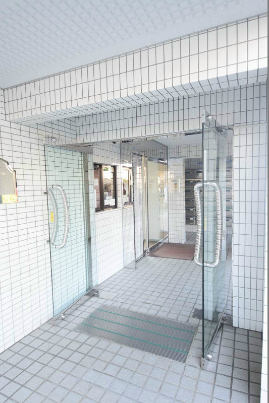 日神パレス白楽 明るいエントランス