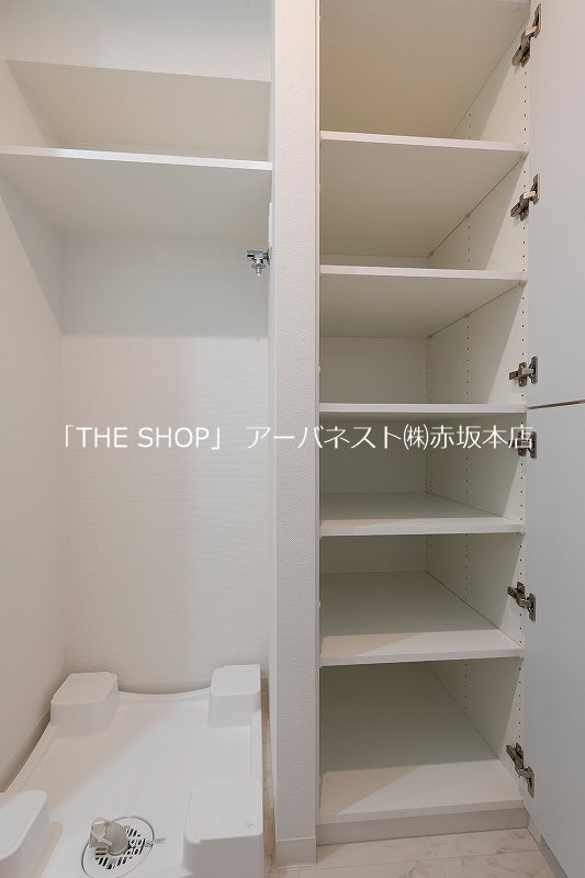 ヴォーガコルテ久が原アジールコート 洗濯機置き場。りねん棚もついてます。