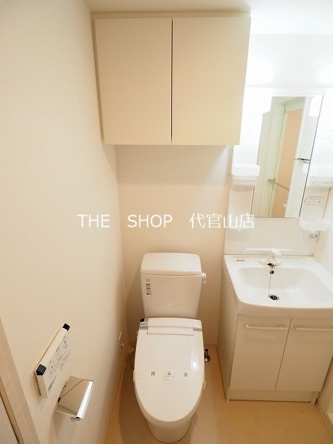 スカイコート品川パークサイドⅡ シャワートイレ＆上部収納付です。