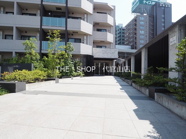 スカイコート品川パークサイドⅡ ゆったりとした敷地なのでエントランスアプローチも十分な広さです。